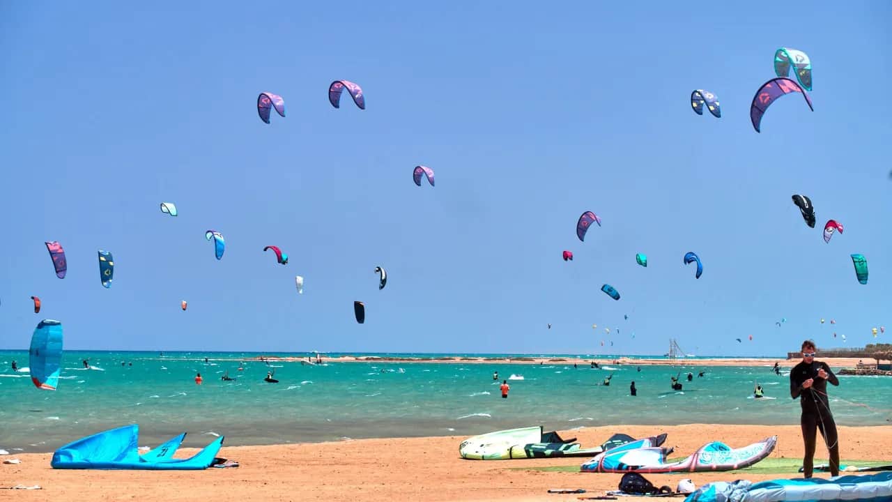 Kitesurfing w Egipcie: Gdzie wieje najlepiej? Wybierz swój spot!