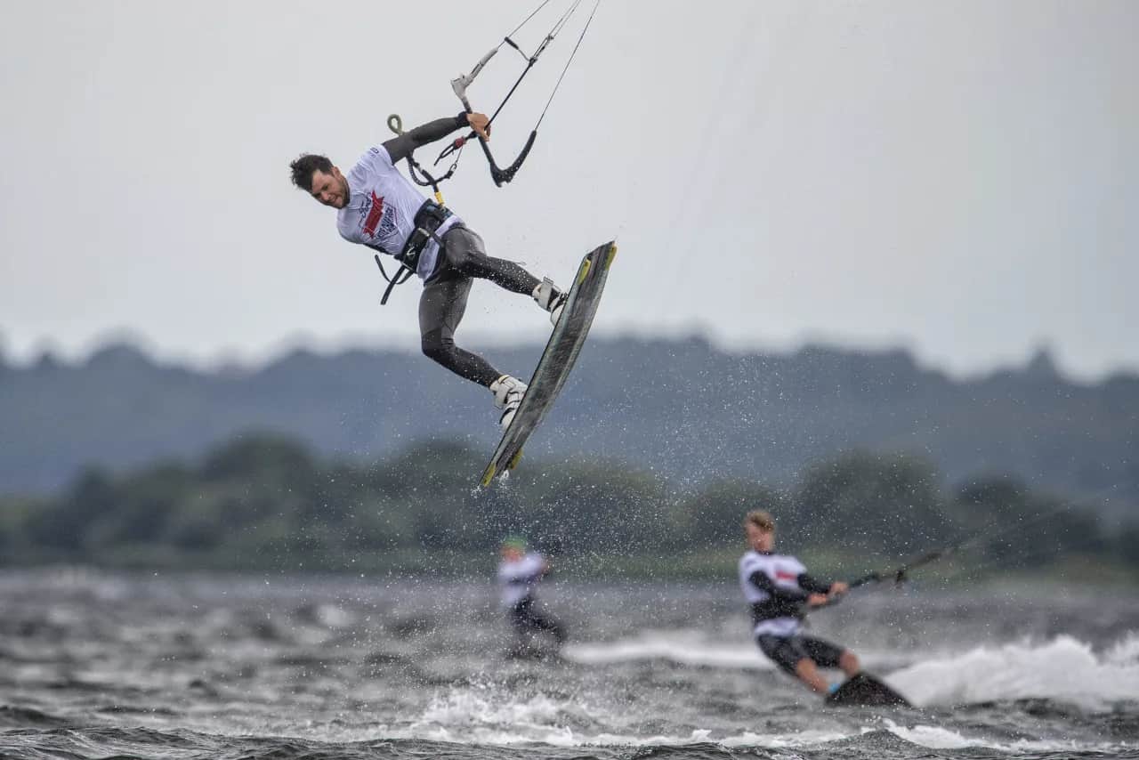 Ile kosztuje kurs kitesurfingu? Odkryj ukryte koszty i oszczędź!