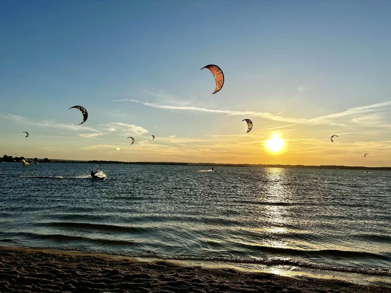 Kitesurfing w Polsce: Hel, jeziora i Bałtyk. Gdzie wieje?