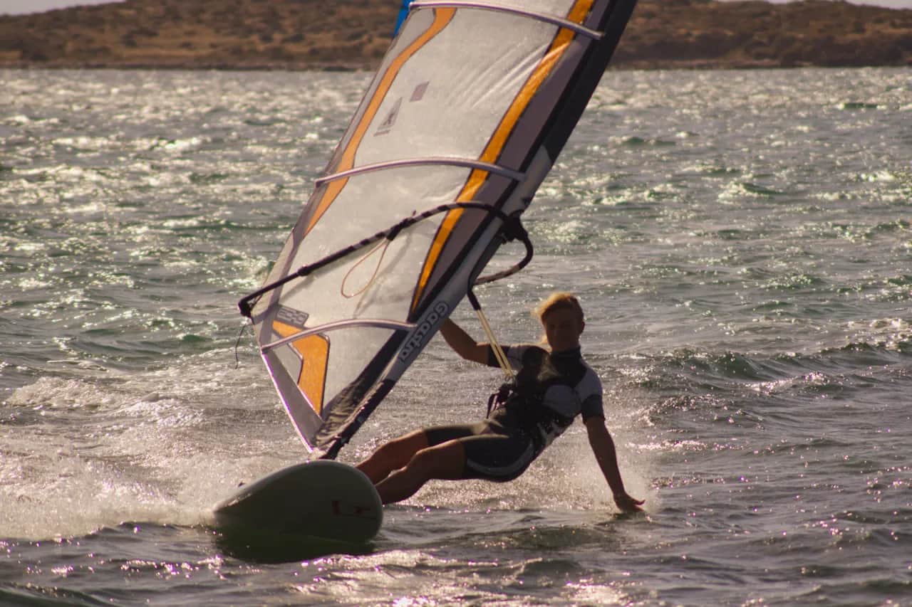 Windsurfing: Opanuj ślizg! Przewodnik do Twojego pierwszego lotu