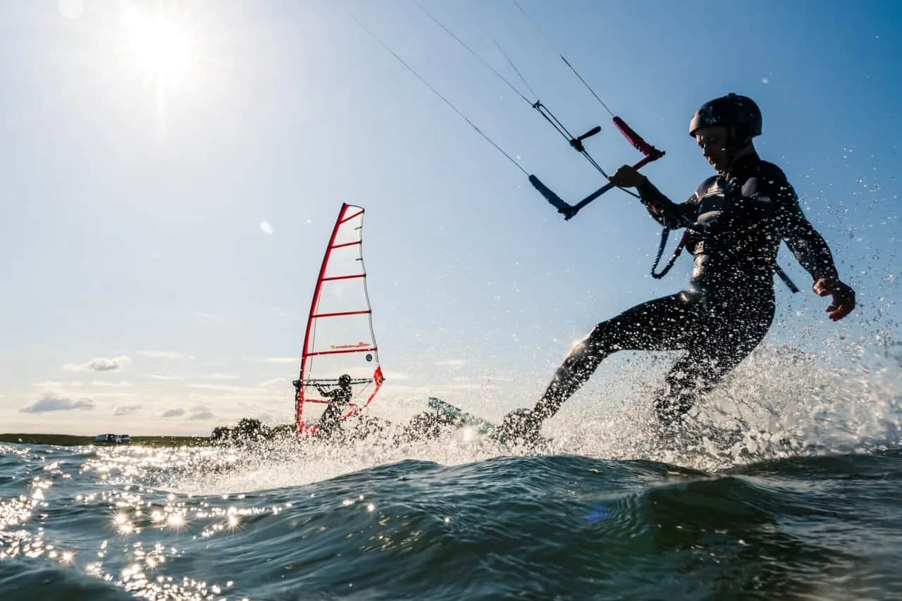 Kite czy Windsurfing? Porównanie, które rozwieje Twoje wątpliwości