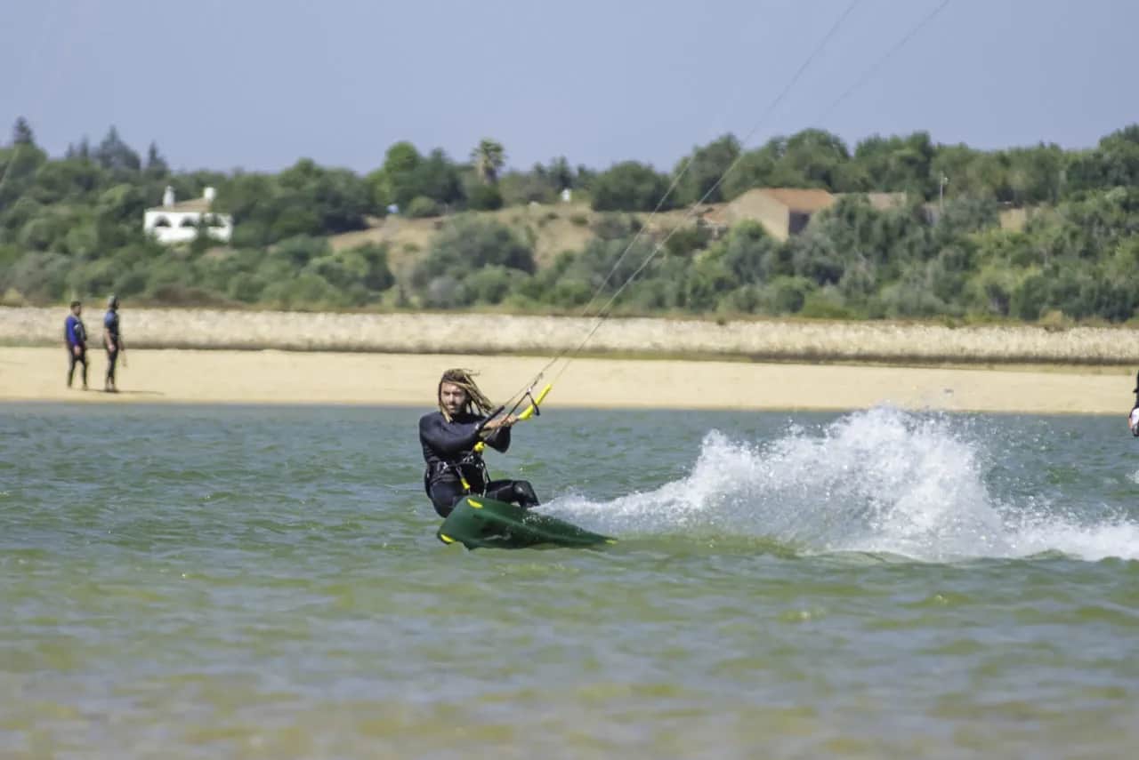 Kitesurfing Portugalia: Jak znaleźć idealny spot dla siebie?