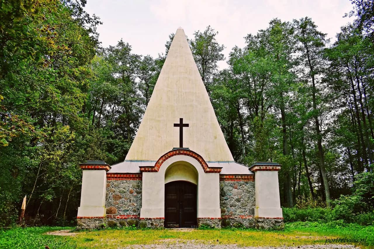 Banie Mazurskie: Piramida, żubry i spokój - Twój przewodnik