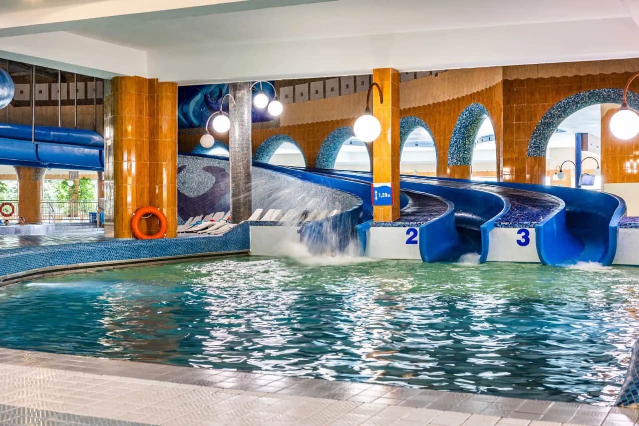 Tropikana Mikołajki: Atrakcje, Ceny i Godziny Otwarcia Aquaparku