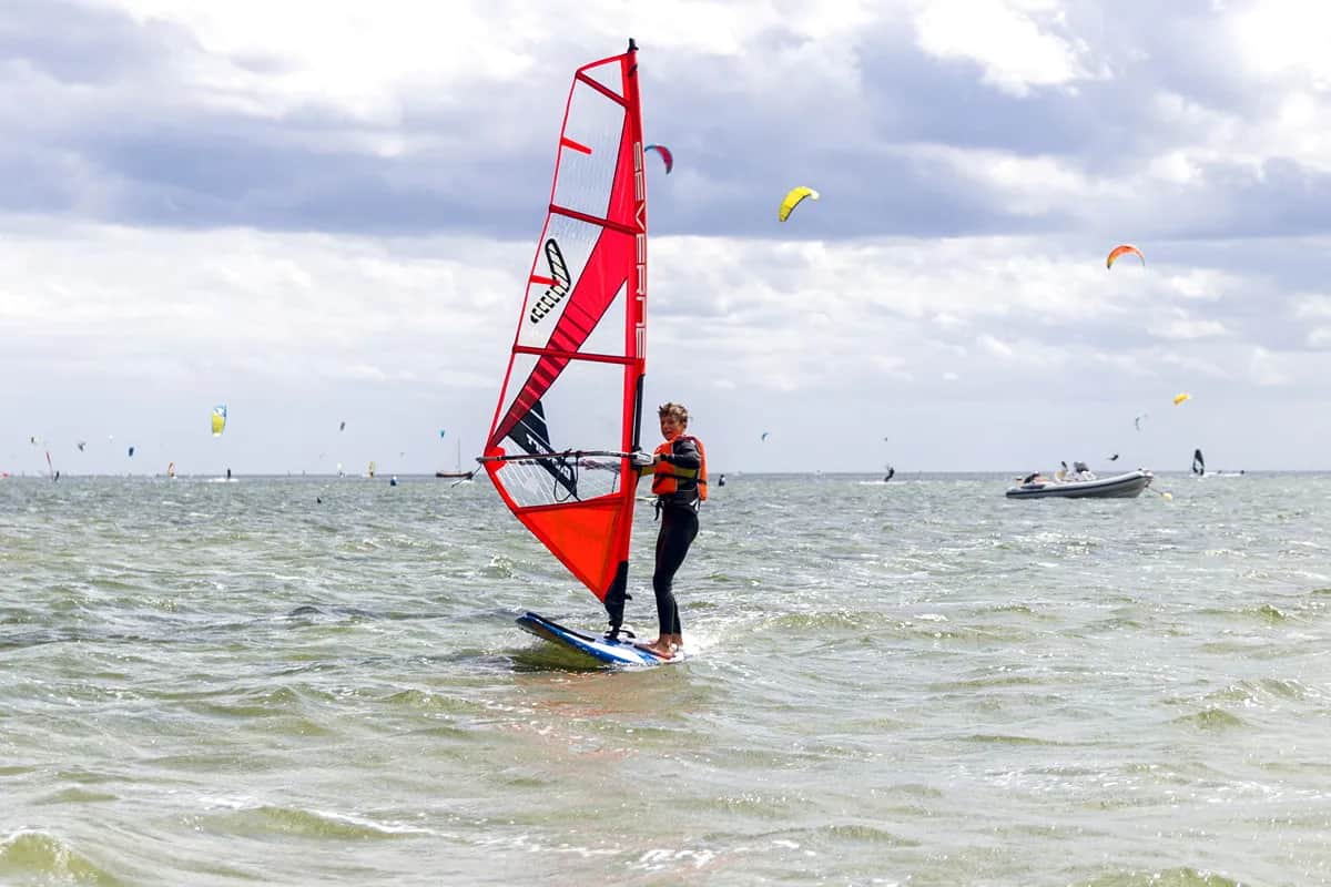 Windsurfing Chorwacja: Gdzie wieje najlepiej? Przewodnik po spotach