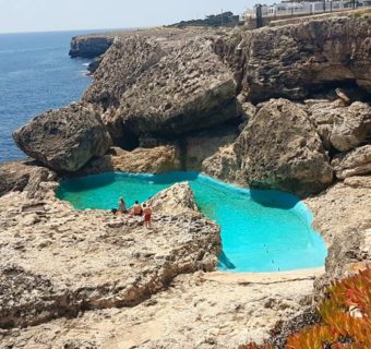 Niezwykły basen na Majorce ukryty wśród skał